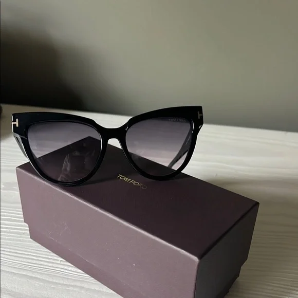 Tom Ford Sunglasses **FREE w/ orders over $700** - Picture 12 of 17